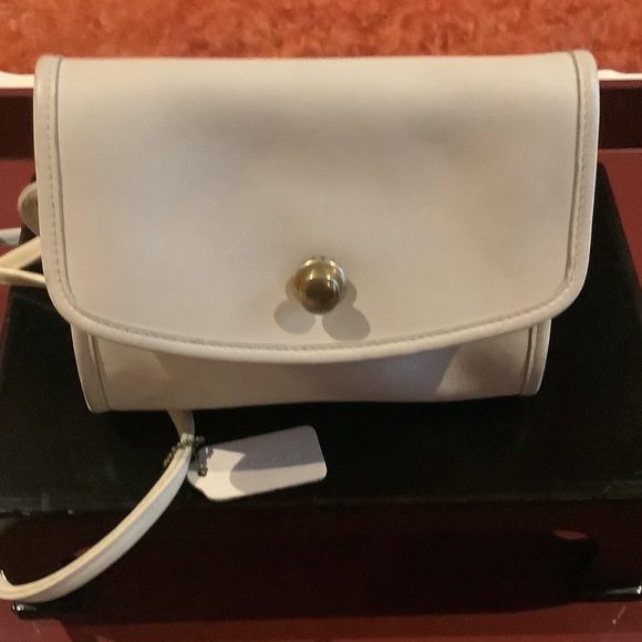 Vintage Coach Cream Leather Crossbody Bag. - Picture 1 of 15
